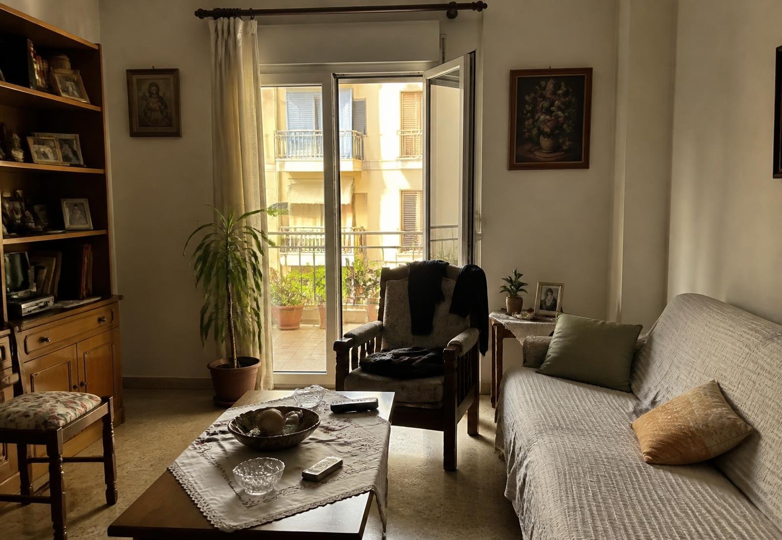 Καθιστικό σε συνηθισμένο ελληνικό διαμέρισμα με φυσικό φως